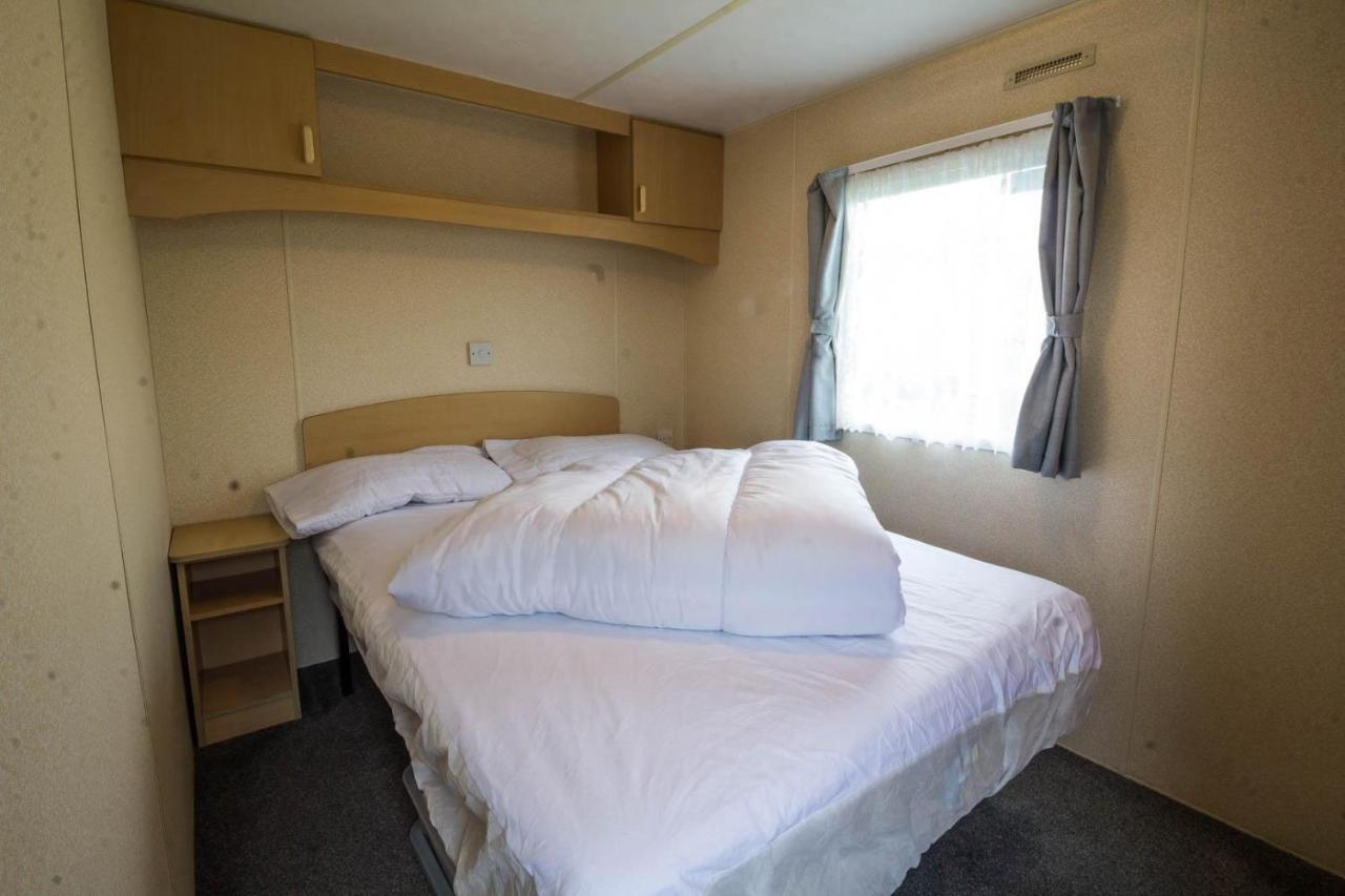 6 Berth Caravan For Hire At Manor Park Holiday Park In Norfolk Ref 23025T Hunstanton Eksteriør bilde